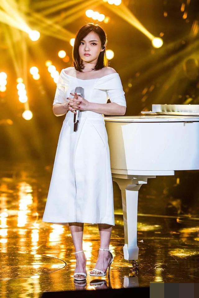 她只有154大饼脸、短粗腿，但她超会穿，比你漂亮10倍！