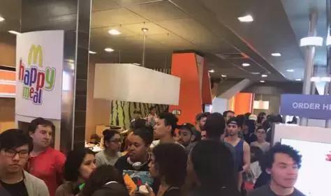 抢!疯!了!这款辣酱让美国人民激动万分,排队几小时只为买到它