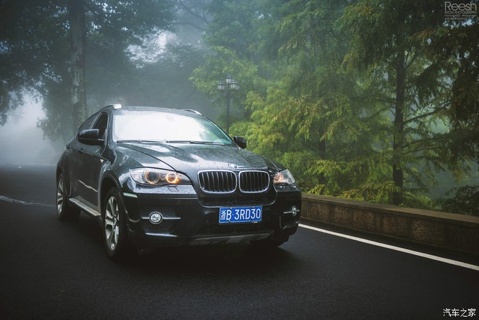 宝马X6，不谈性能如何！自驾遇上大雨还被拍成大片，颜值绝对够！