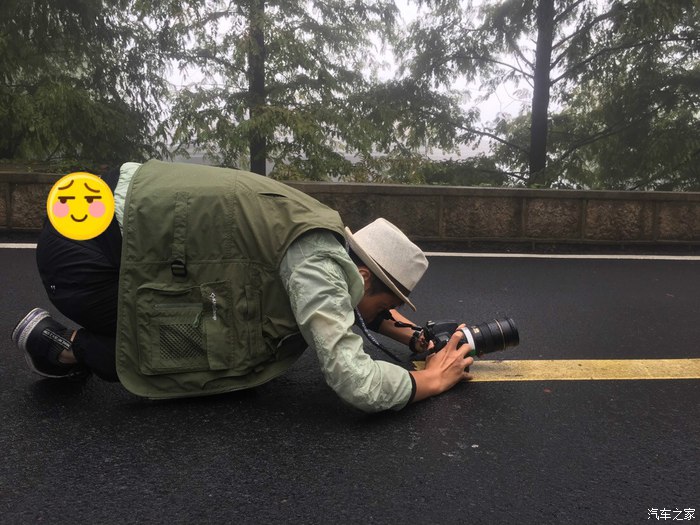 宝马X6,不谈性能如何!自驾遇上大雨还被拍成大片,颜值绝对够!