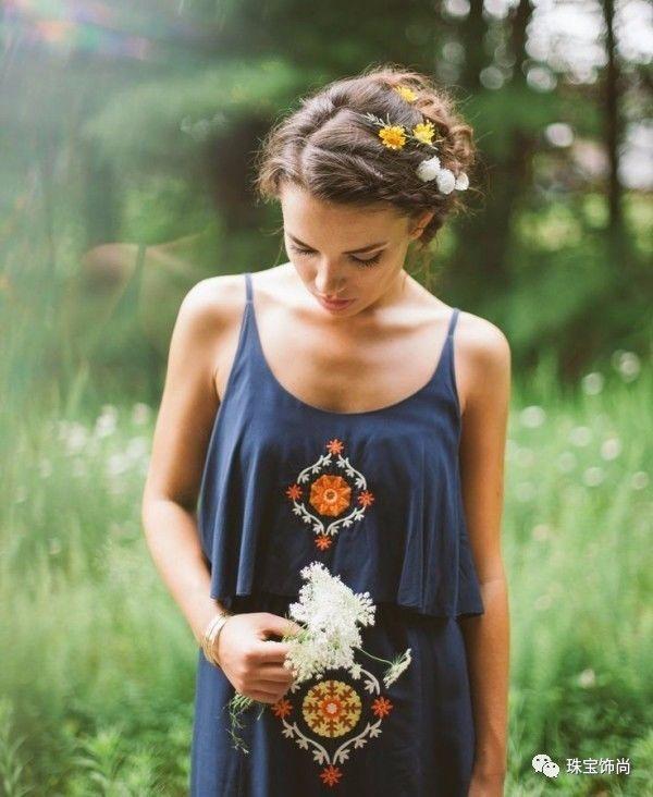 用珠宝来装饰自己,用珠宝装扮女生