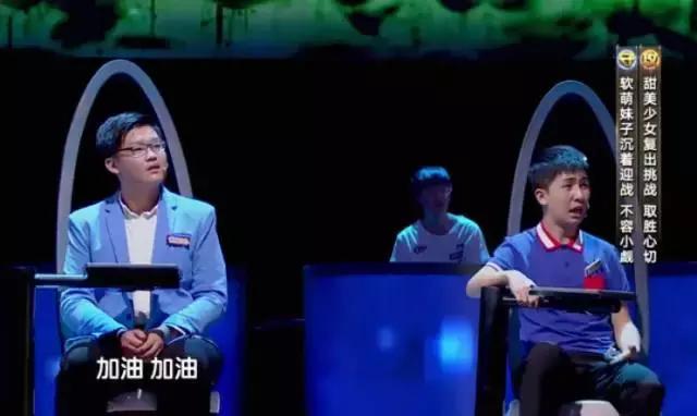 两位00后用“月”字上演最强飞花令，看完感觉自己的书白读了