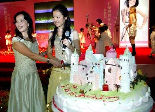 关晓彤香奈儿戒指,关晓彤上海金茂