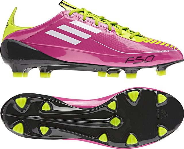 粉色足球鞋高帮全部都是粉红的,好看且实战好的足球鞋