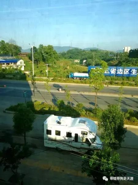 开着房车去遛娃,开着房车带狗狗出去玩