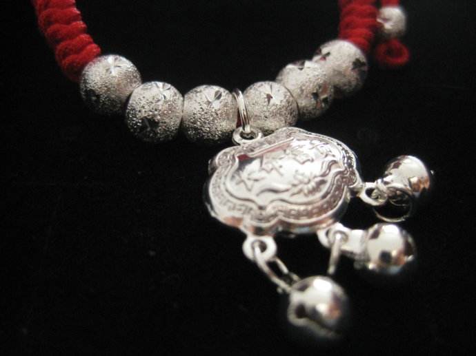 银镯子真能排毒吗,银能排毒是真的假的