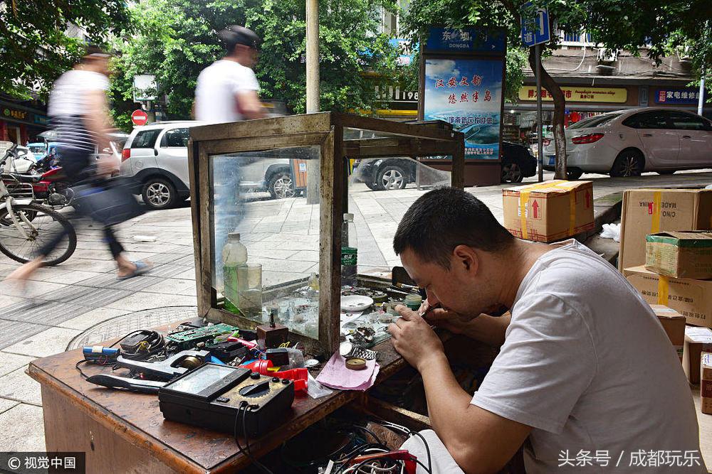 四川修表匠35年如一日街头修表,供出两个大学生子女!