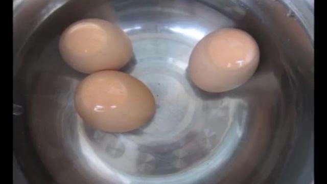 不小心把鸡蛋打碎了是什么预兆,鸡蛋不小心打破了很多怎么办