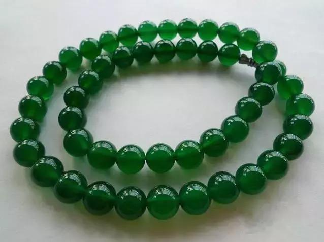 富商拿自己的翡翠来炫耀，朋友拿出了压箱底的宝贝，差点把他吓死