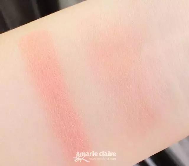 就用30块钱狂收当季爆款彩妆，“带货”女王们的梳妆台超魔性！