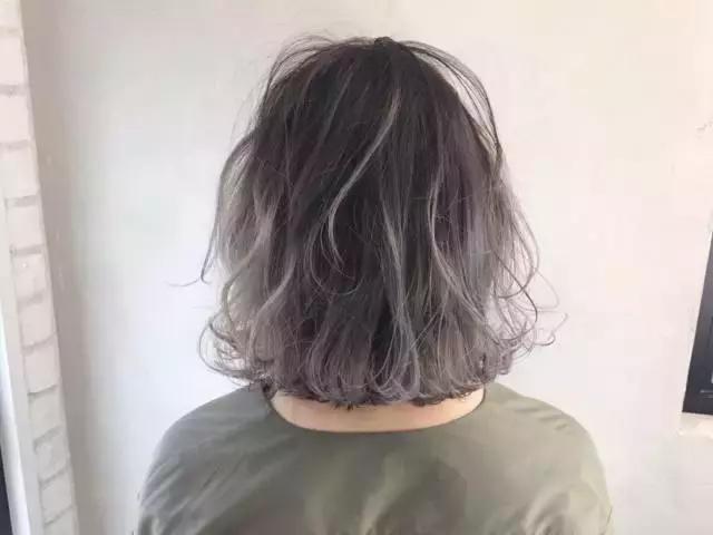 发量较多微卷适合的发型,女生发梢微卷