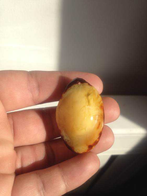 蜜蜡琥珀紫光灯下的反应,用紫光灯鉴别蜜蜡琥珀真假的方法