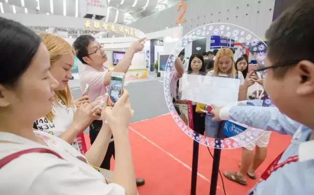 机器人跳舞踢球,机器人跳舞足球