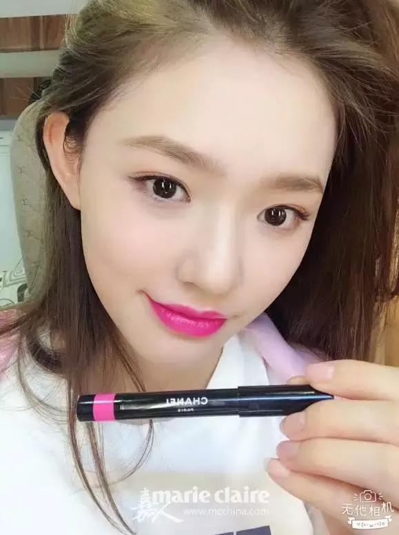 就用30块钱狂收当季爆款彩妆，“带货”女王们的梳妆台超魔性！