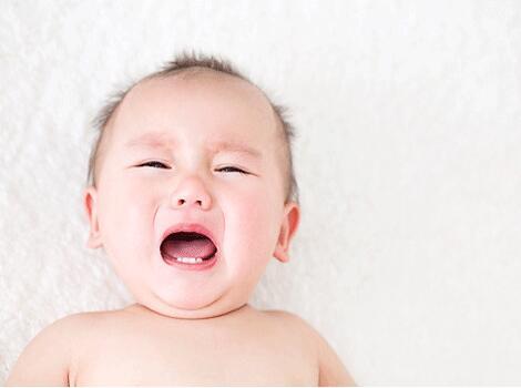 孩子摔倒了大哭大闹反而事不大,孩子摔倒一直哭怎么办