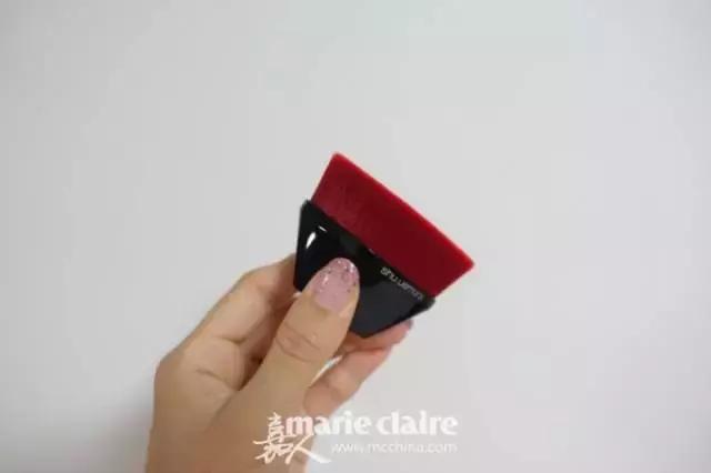 就用30块钱狂收当季爆款彩妆，“带货”女王们的梳妆台超魔性！