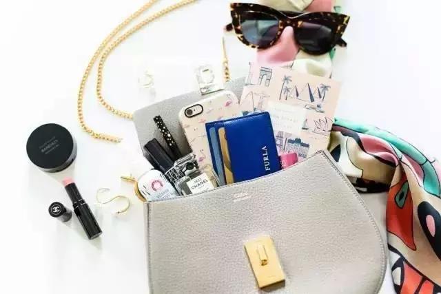 刘雯背的新款包是什么品牌,刘雯背过的一款蔻驰的包包