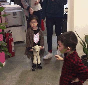 老板支持员工带小孩上班,员工带孩子上班老板帮忙带娃