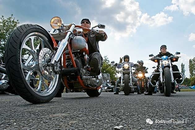 机车与婚纱,机车与跑车比赛