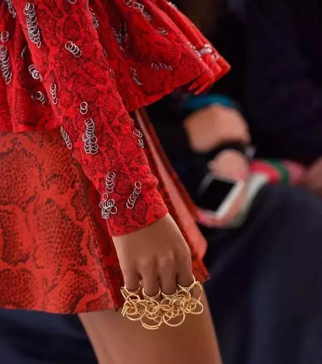 刘雯唐嫣同款小猪包,刘雯唐嫣最新消息