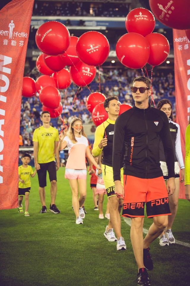 比勒芬时装秀中国红,足球场走秀
