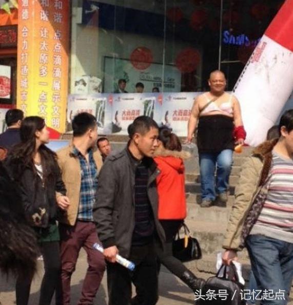 学校组织学生第二天穿父母工作服来上课,小明真太屌丝了