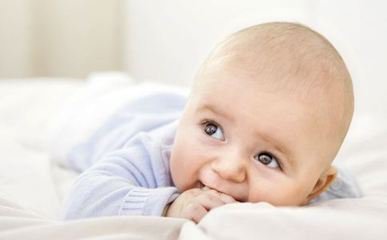 宝宝吃什么吐什么是怎么回事,宝宝吃着奶突然吐了怎么回事