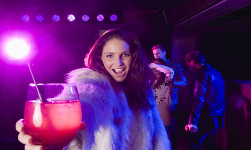 东方紫酒：女人喝酒是一道靓丽的风景