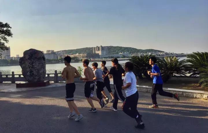 全武汉荷尔蒙最旺盛的高校，打架有专业套路，小偷来了别想走！