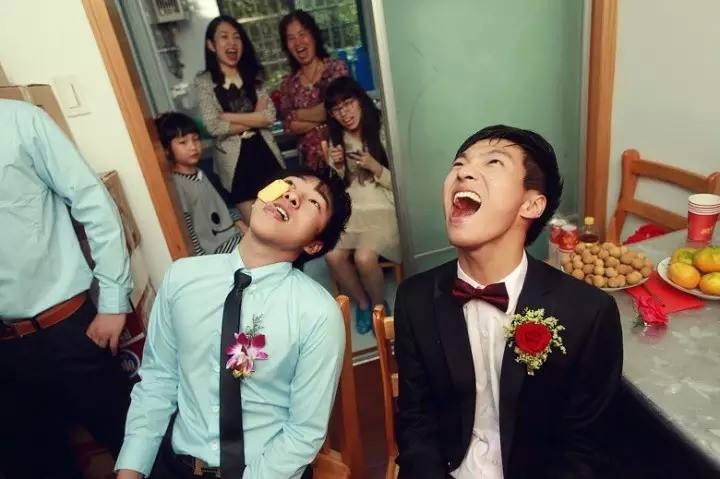 伴娘团不堵门列队鼓掌欢迎新郎,伴娘团不堵门特殊的迎亲方式