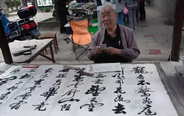 巷尾老爷爷卖的文房四宝，味道弥漫过旧旧的后院