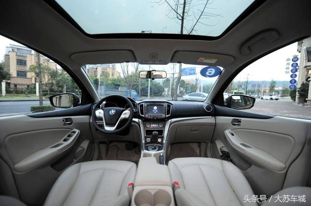 买启辰t70和日产nv200对比,2015款东风日产启辰t70手动睿趣版