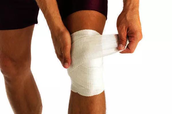 打羽毛球造成网球肘的原因,打羽毛球网球肘最快的自愈方法