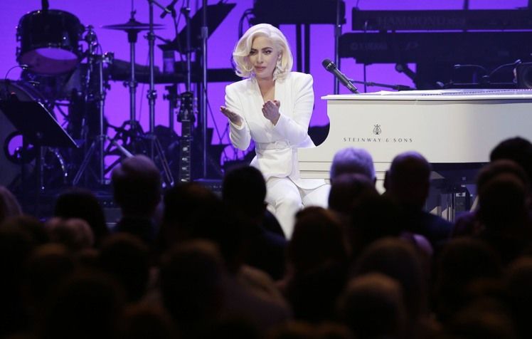 端庄也能很时尚，女神卡卡被粉丝封「最潮干妈」