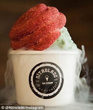 修仙专享冰淇淋！时尚冰淇淋店在冷冻甜点中加入干冰和液氮的效果