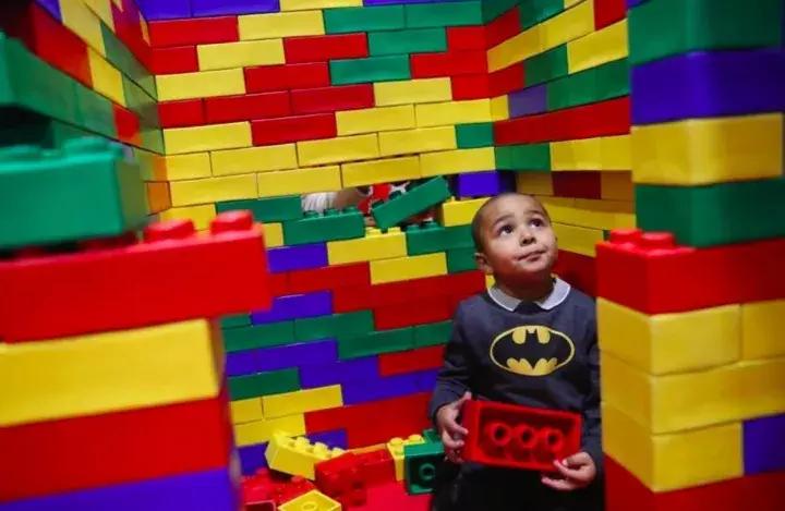 你每天把玩的乐高，如今已是估值2500亿元的积木帝国