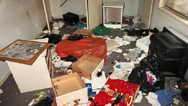 这个清洁工不一般!墨尔本极限清洁工专门清理脏乱等恶劣环境