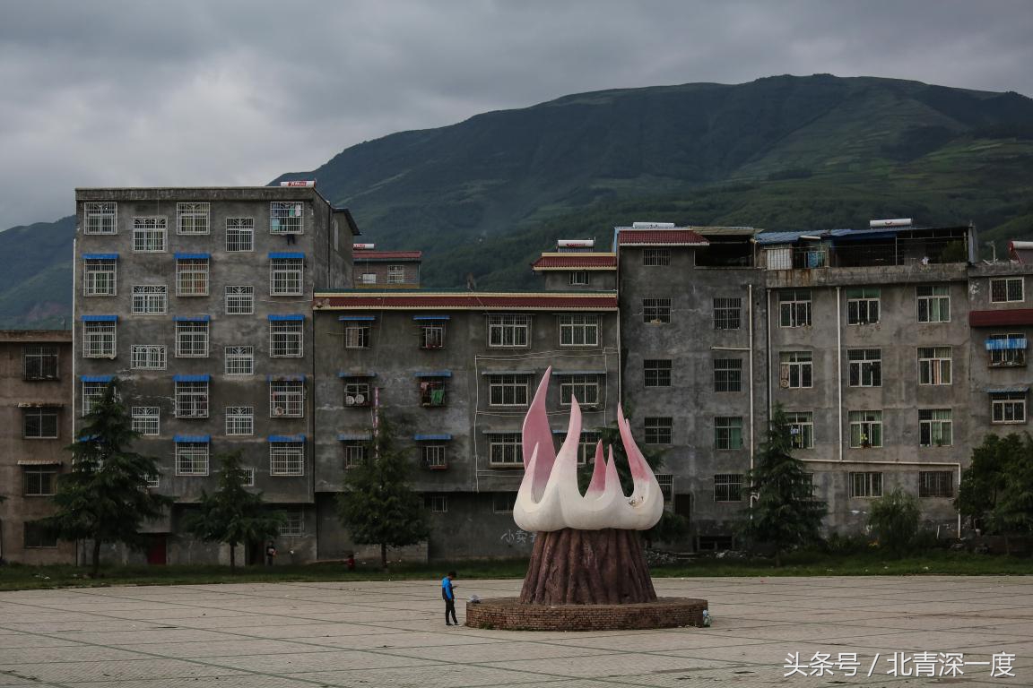 “鹿晗”在泥坑，妈妈在远方，你习以为常的幸福对他们却遥不可及