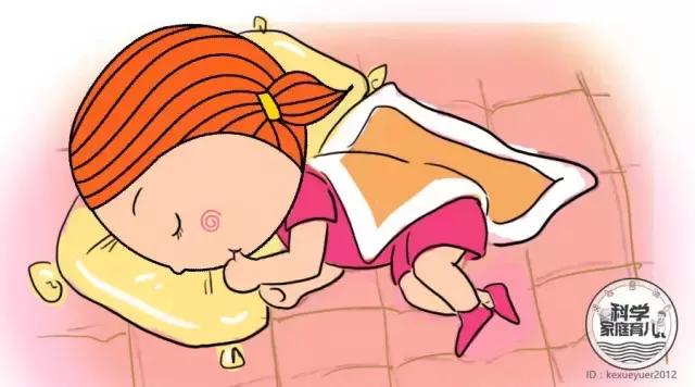 宝宝盖被子，安全又暖和？宝宝要有专属被子，太厚的被子盖不得