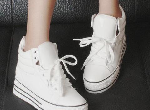 已经渗入白鞋的污渍怎么去除,小白鞋上黑污垢难清理