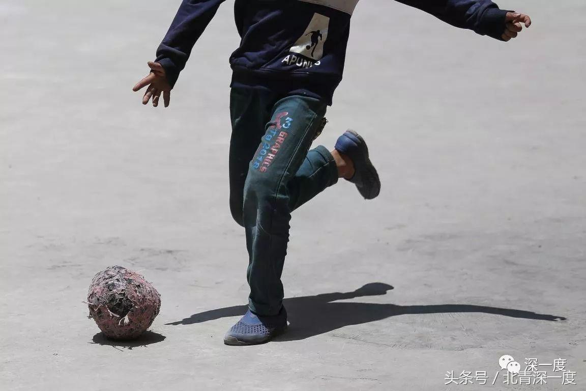 “鹿晗”在泥坑，妈妈在远方，你习以为常的幸福对他们却遥不可及