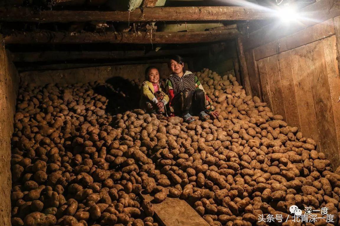 “鹿晗”在泥坑，妈妈在远方，你习以为常的幸福对他们却遥不可及