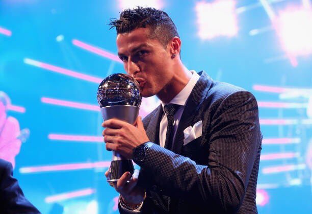 梅西和c罗化身救世主,内马尔和梅西c罗谁更强