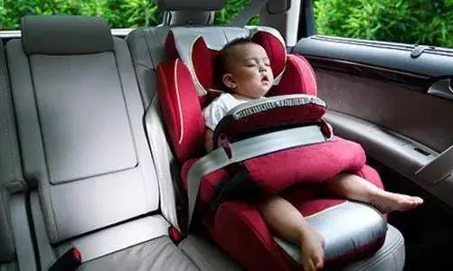 广州女孩被护栏卡住脖子,一名女童因系牵引绳被电梯夹住