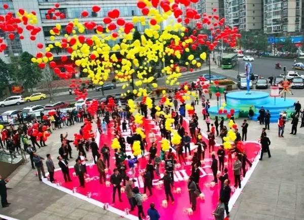 一帮媒体人,今天在莱茵春天被*攻围**,都要哭了~~