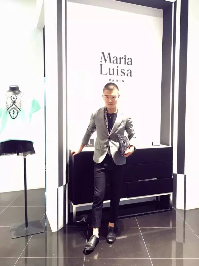 成都男人骚不骚,请看他的包