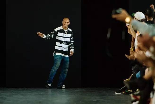 权志龙鞋子小雏菊3.0混色,权志龙鞋子直播完整视频