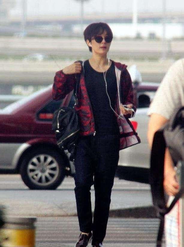 张馨予披军大衣,张馨予穿亮黄外套亮相