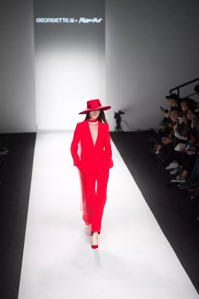 我以为必胜客的秀上全是行走的披萨，没想到却被美到……