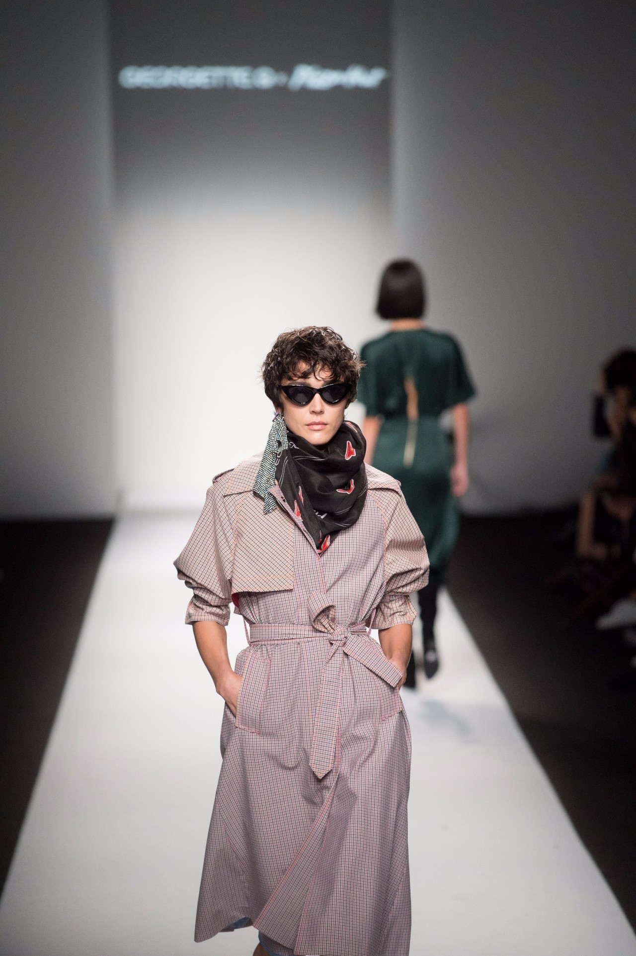 我以为必胜客的秀上全是行走的披萨，没想到却被美到……